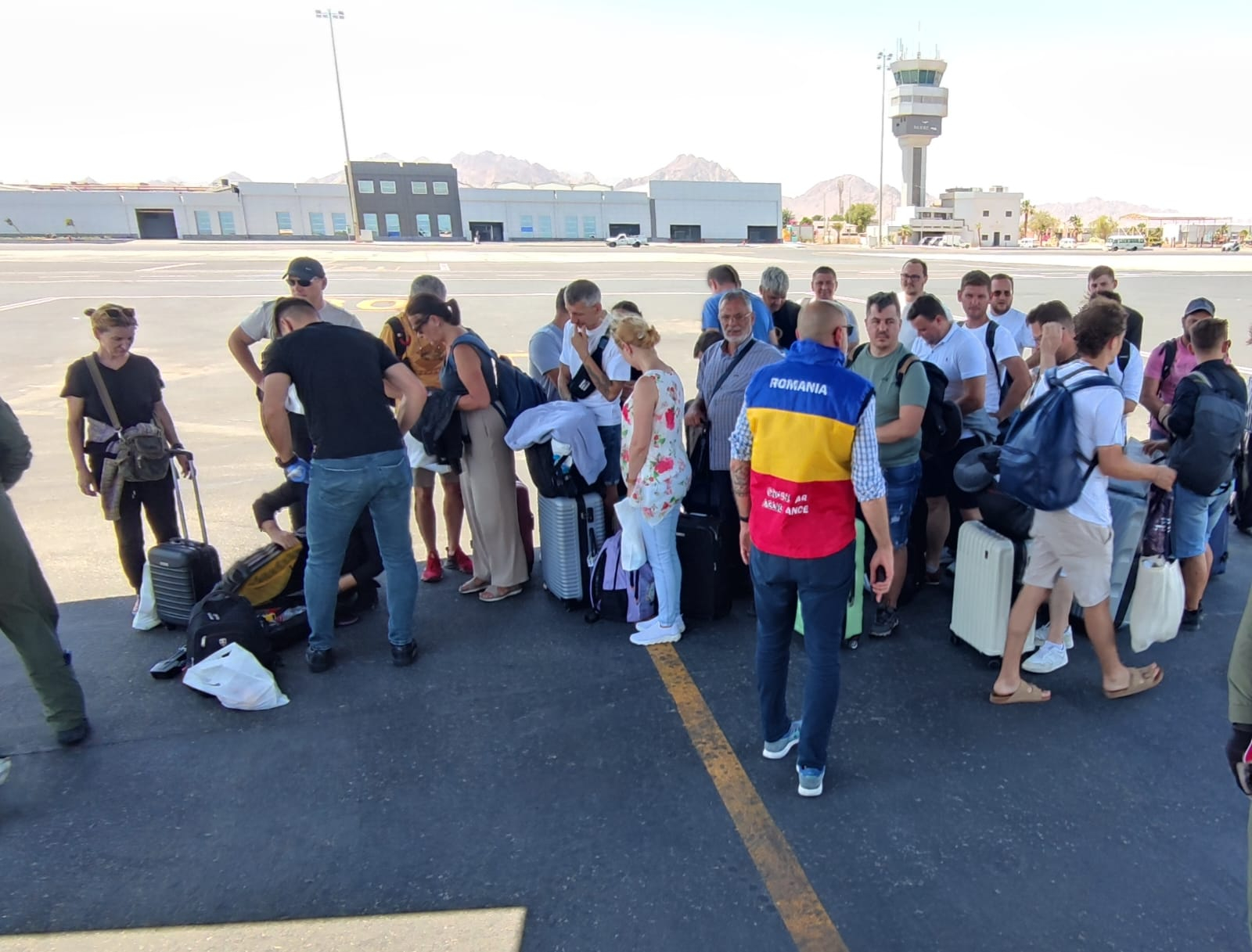 Un nou grup de români, din zona de conflict din Orientul Apropiat, a ajuns în siguranță în România, cu sprijinul Guvernului Un nou grup de români, din zona de conflict din Orientul Apropiat, a ajuns în siguranță în România, cu sprijinul Guvernului