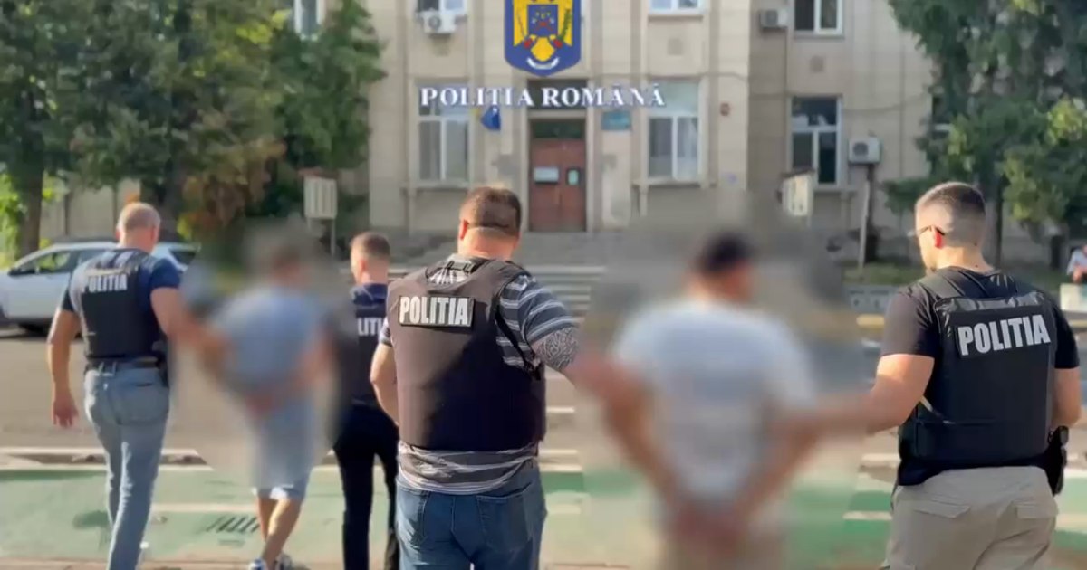 Bărbații care au încercat să bage o femeie cu forţa într-un autoturism au ajuns după gratii Bărbații care au încercat să bage o femeie cu forţa într-un autoturism au ajuns după gratii