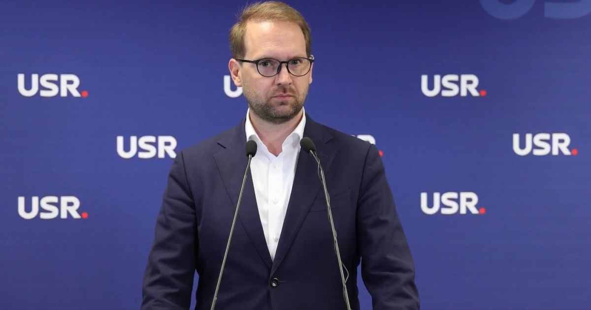 USR critică dur moțiunea „partidelor extremiste aliate”: „Este împotriva României și a cetățenilor ei. Este fix opusul patriotismului” USR critică dur moțiunea „partidelor extremiste aliate”: „Este împotriva României și a cetățenilor ei. Este fix opusul patriotismului”