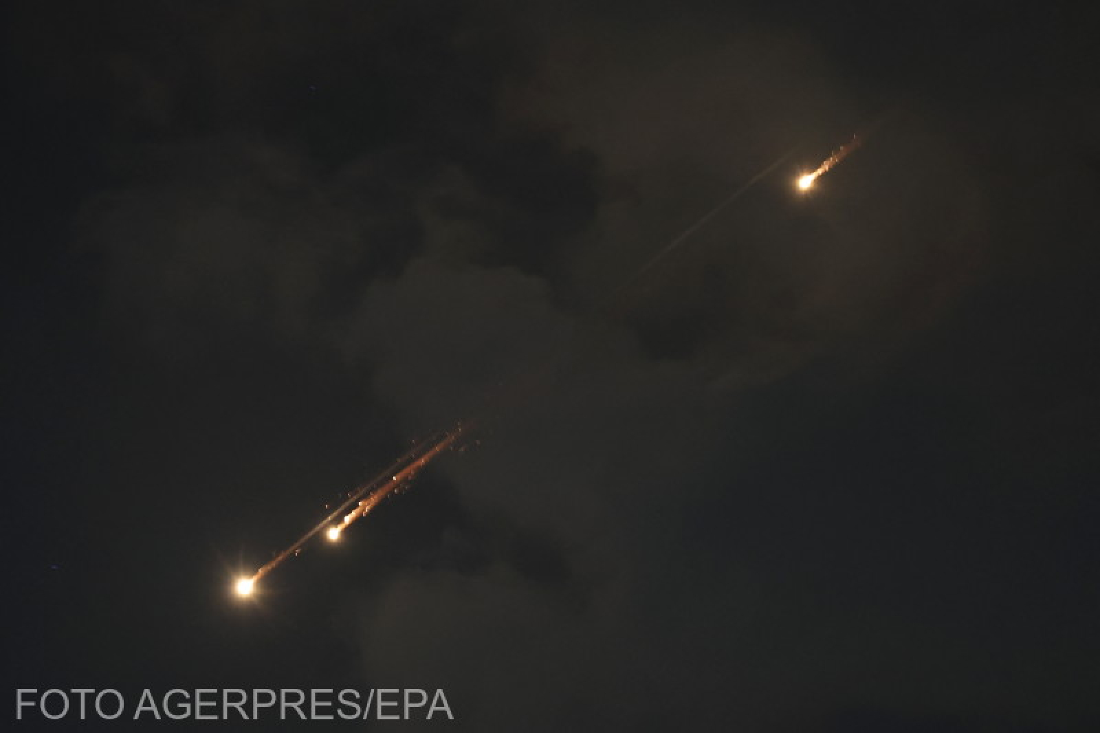 Dâră misterioasă pe cerul Iranului. Despre ce ar fi vorba, de fapt / video viral