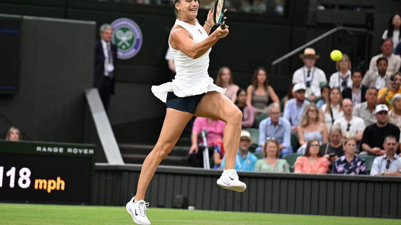 „A fost o nebunie!” Sabalenka, recunoscătoare: de ce face o reverență în fața publicului de la Wimbledon după meciul cu Emma Răducanu „A fost o nebunie!” Sabalenka, recunoscătoare: de ce face o reverență în fața publicului de la Wimbledon după meciul cu Emma Răducanu