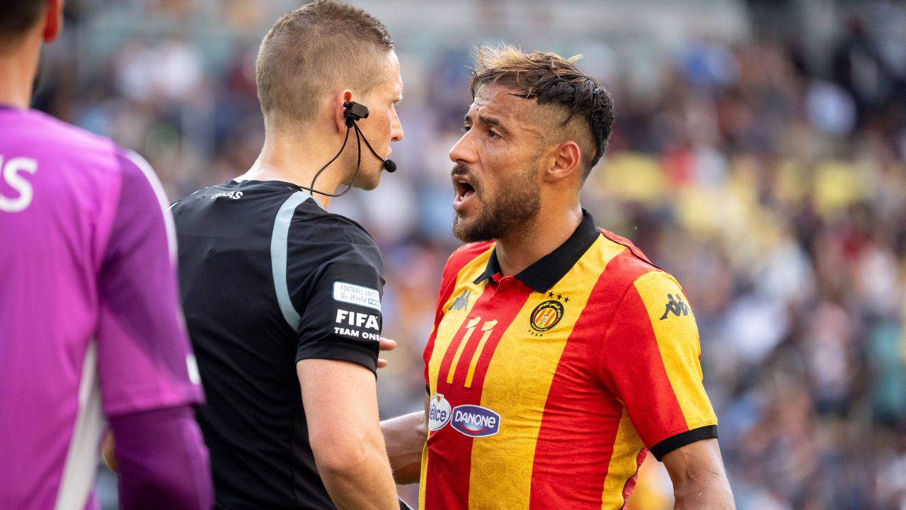 Fostul elev al lui Reghecampf, arestat după ce s-a bătut în avion, într-o cursă Air France