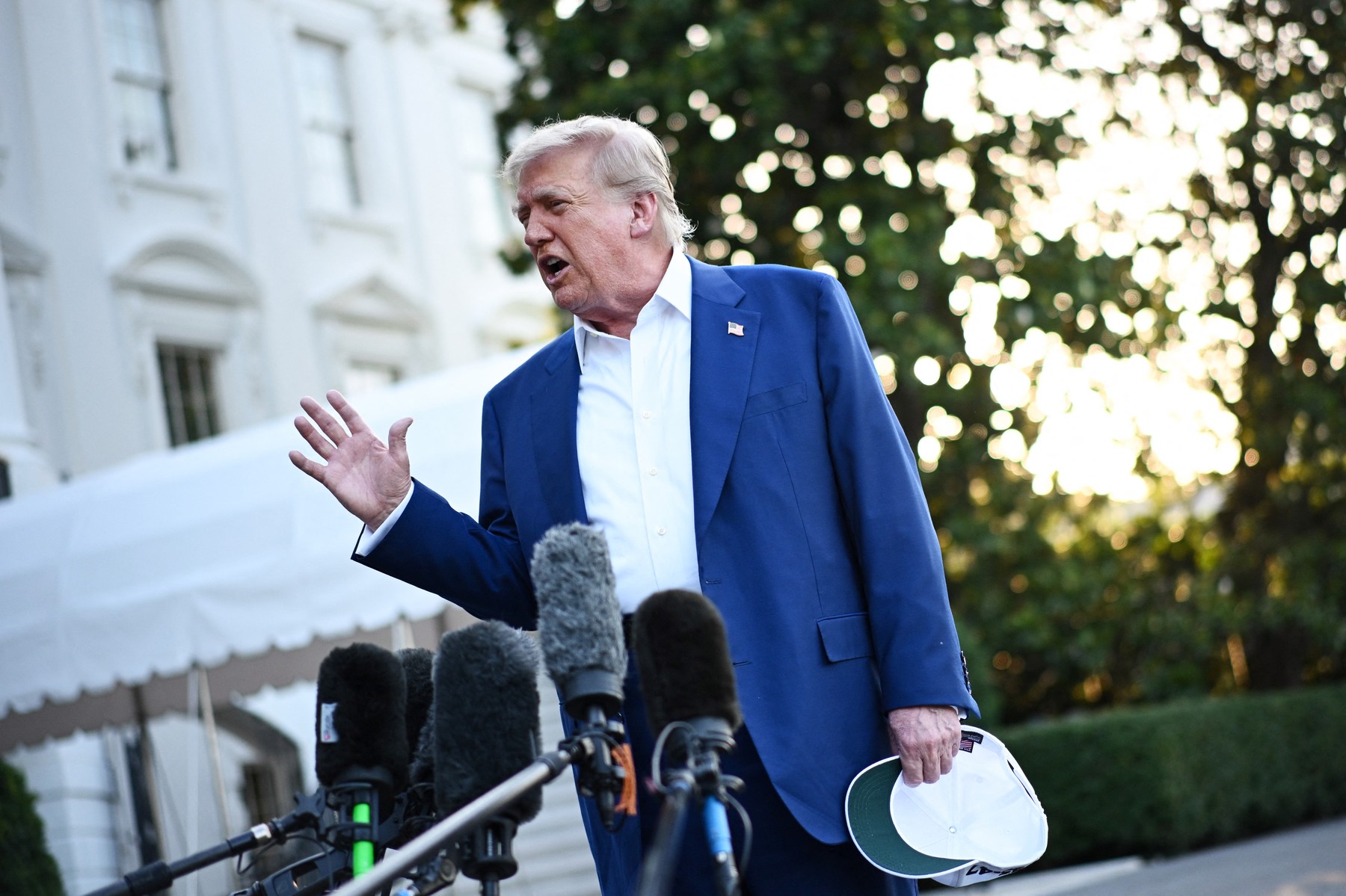 „Este o sumă ridicol de mare”. Cât cere Trump în procesul de calomnie contra „inutilului ziar de doi bani”