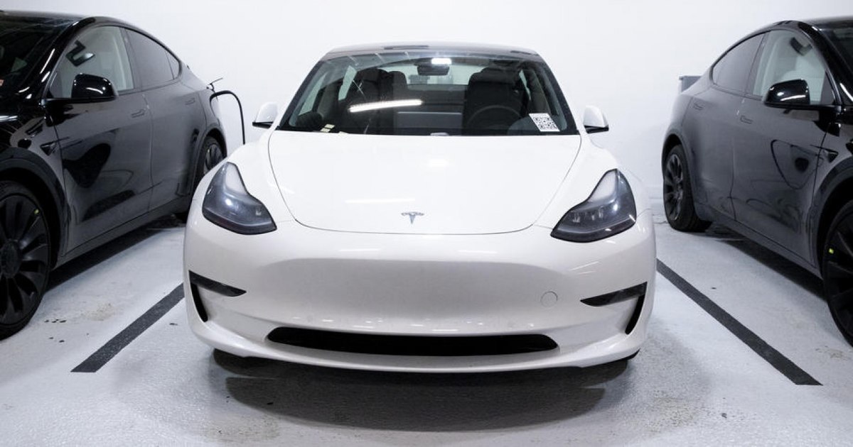 Prima mașină complet autonomă de la Tesla s-a condus singură de la fabrică la client