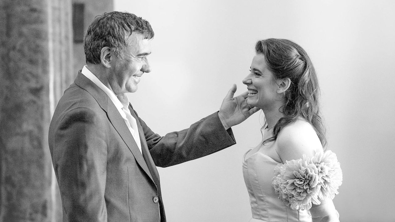 Kira Hagi, sosire regală la nuntă! Fiica „Regelui” pășește spre altar dintr-o mașină unică în lume Kira Hagi, sosire regală la nuntă! Fiica „Regelui” pășește spre altar dintr-o mașină unică în lume