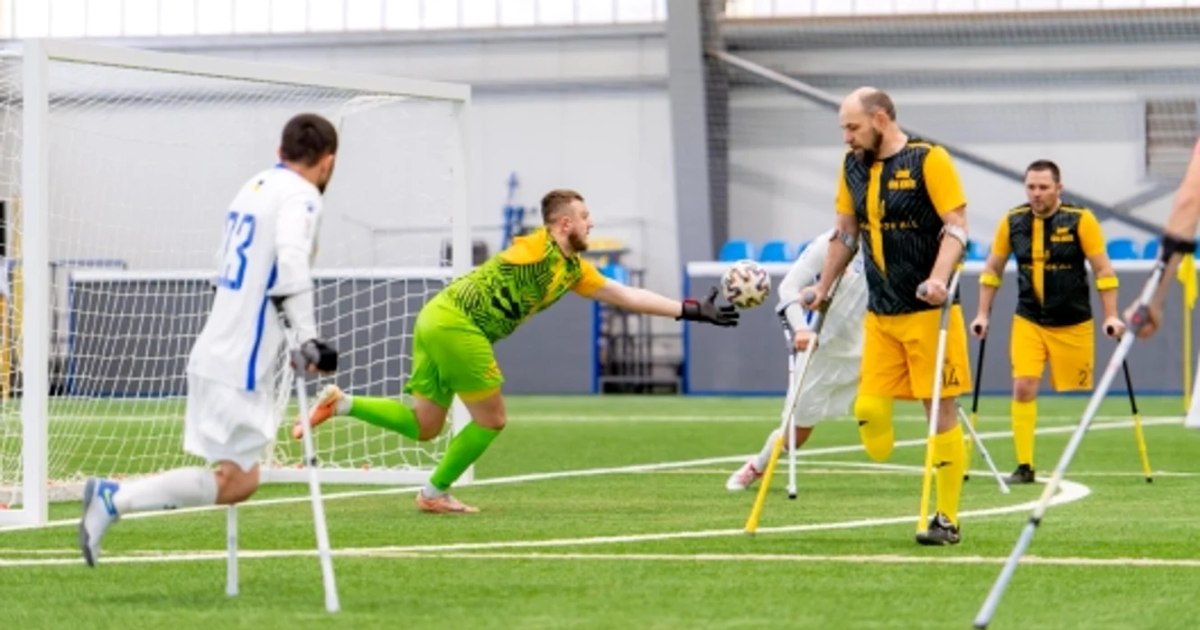 Deși schilodită de bombele lui Putin, Ucraina nu se dă bătută. Ia naștere primul campionat de fotbal jucat în cârje Deși schilodită de bombele lui Putin, Ucraina nu se dă bătută. Ia naștere primul campionat de fotbal jucat în cârje