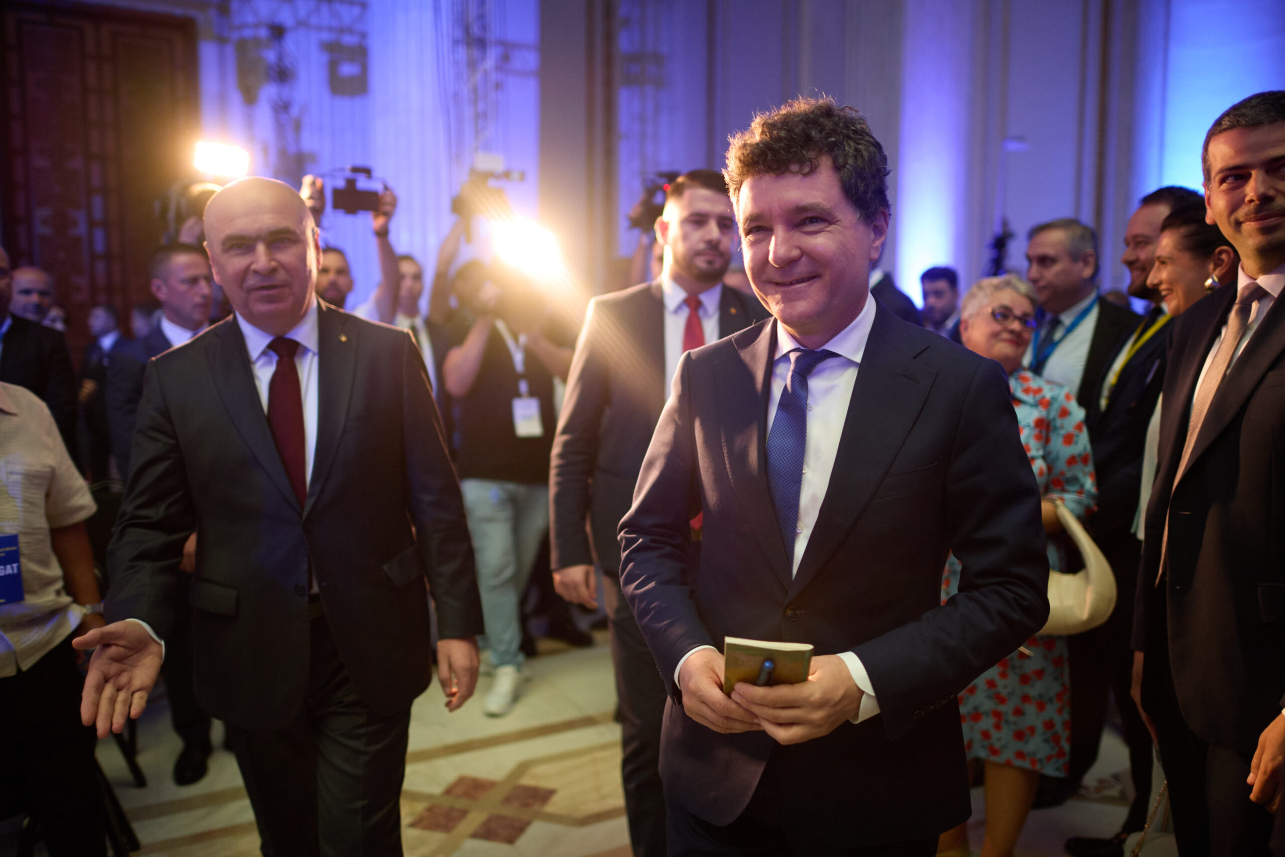 VIDEO Nicușor Dan, în aplauzele liberalilor, la ieșirea de la Congresul PNL. Ce a declarat președintele VIDEO Nicușor Dan, în aplauzele liberalilor, la ieșirea de la Congresul PNL. Ce a declarat președintele