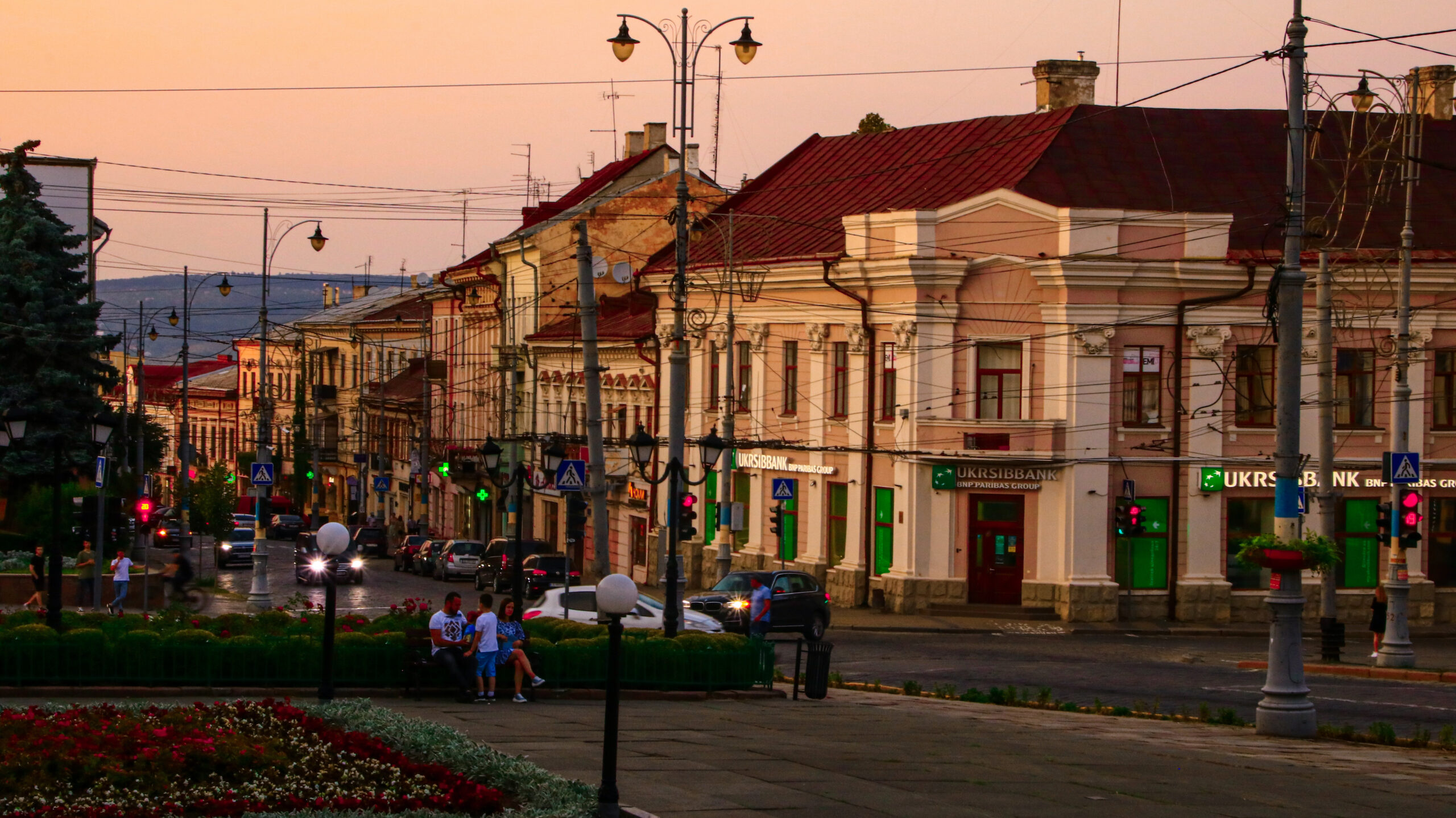 Românii din Cernăuți fac apel la Țoiu ca Ucraina să nu le închidă școlile românești: Dacă nu vom avea şcoală, nu vom avea nici biserică, nici identitatea noastră Românii din Cernăuți fac apel la Țoiu ca Ucraina să nu le închidă școlile românești: Dacă nu vom avea şcoală, nu vom avea nici biserică, nici identitatea noastră