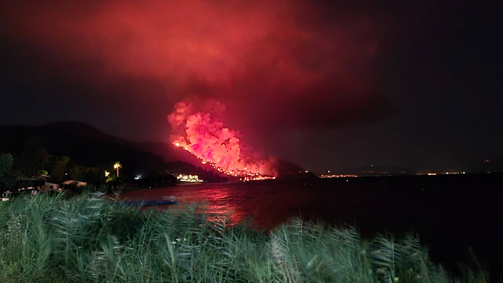 Incendiu puternic în insula Thassos, unde mulți români își petrec vacanța. Pompierii pot interveni doar terestru – VIDEO Incendiu puternic în insula Thassos, unde mulți români își petrec vacanța. Pompierii pot interveni doar terestru – VIDEO