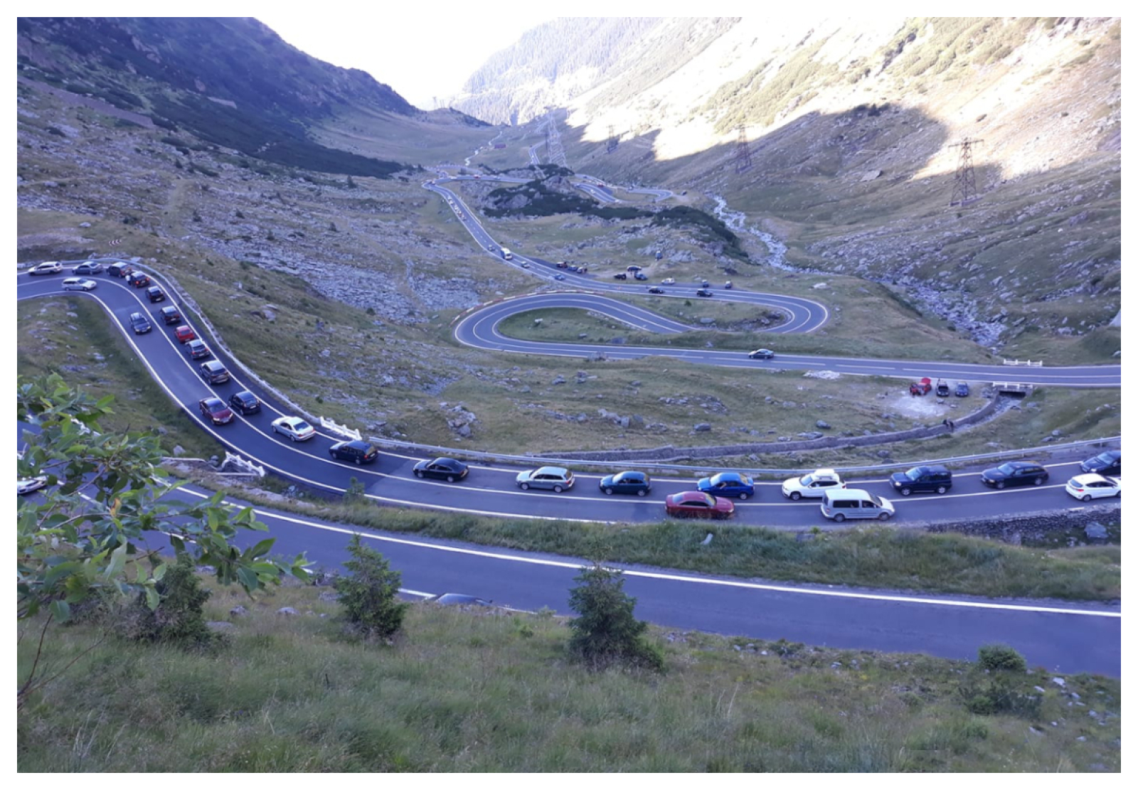 Viitură pe Transfăgărășan, zeci de autoturisme sunt blocate