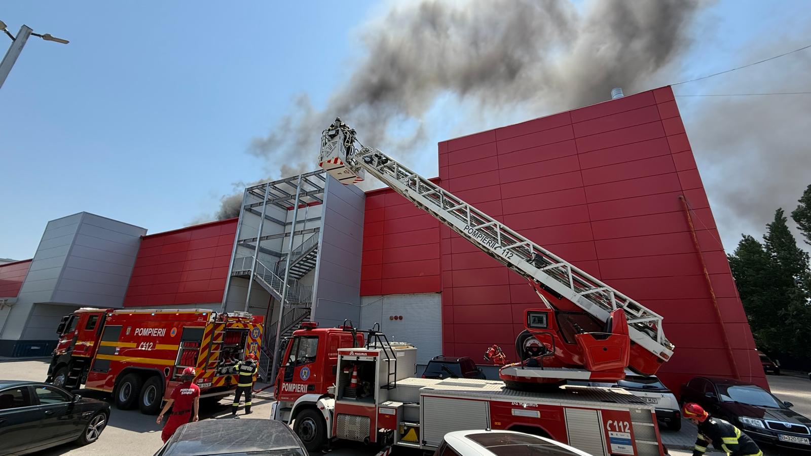 Incendiu la terasa mall-ului AFI Palace Cotroceni. „Au fost alertate 10 autospeciale de stingere și cinci echipaje SMURD” Incendiu la terasa mall-ului AFI Palace Cotroceni. „Au fost alertate 10 autospeciale de stingere și cinci echipaje SMURD”