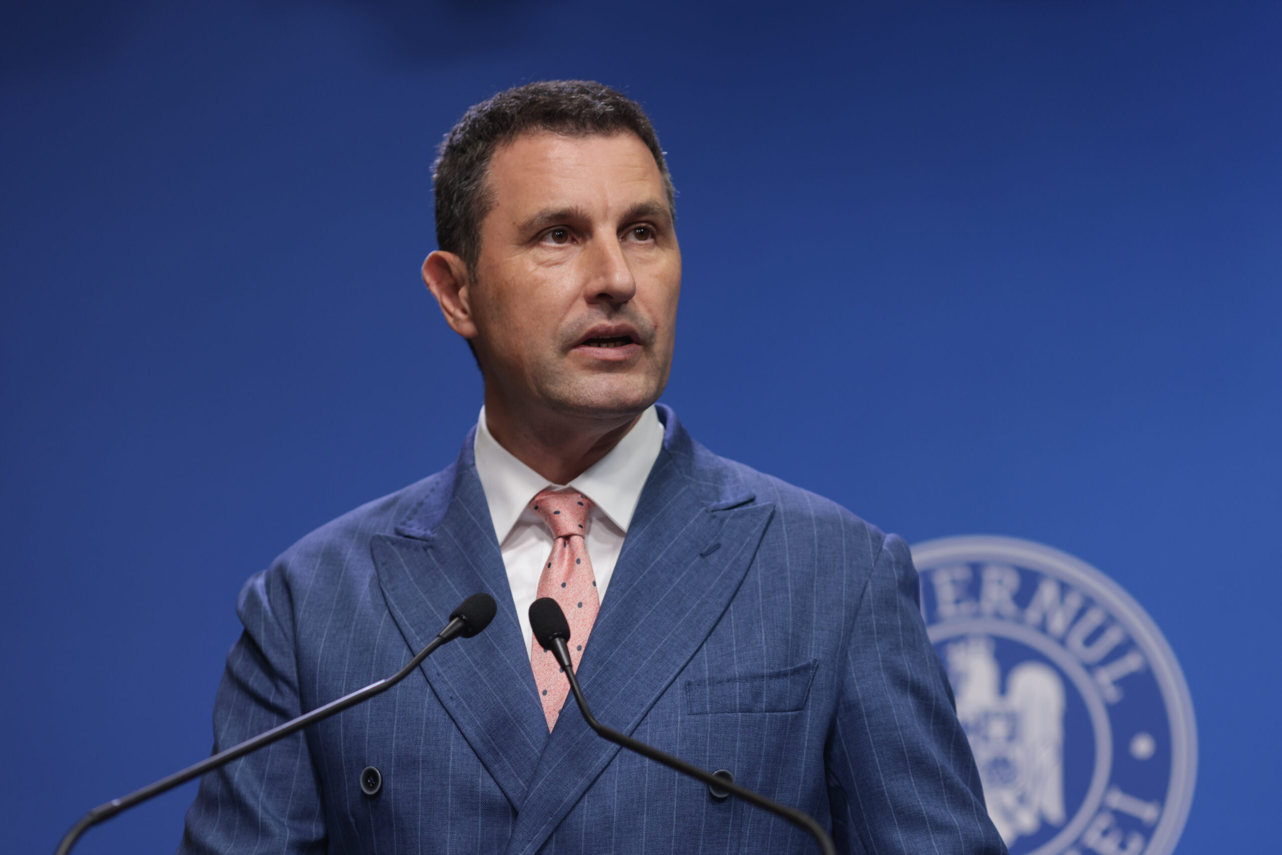 Vicepremierul Tanczos arată către vinovații pentru deficitul bugetar: „Cei care au plătit salarii și pensii în plus” Vicepremierul Tanczos arată către vinovații pentru deficitul bugetar: „Cei care au plătit salarii și pensii în plus”