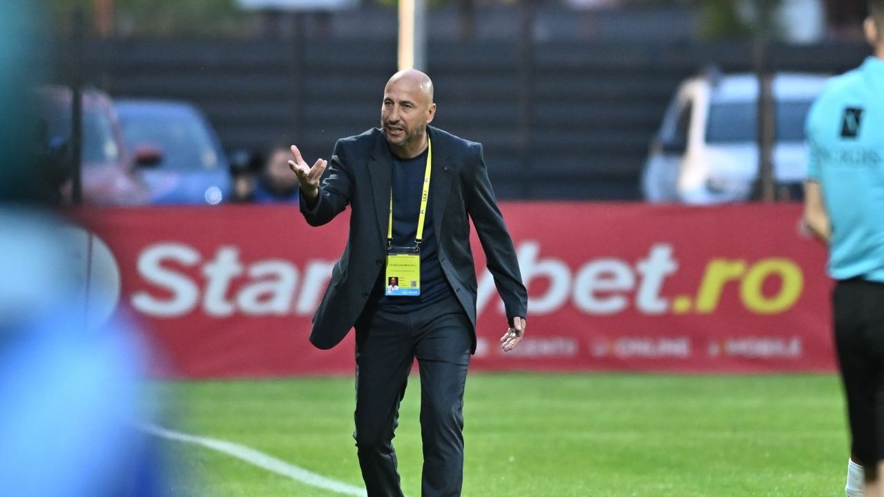 Robert Ilyeș a răbufnit la adresa arbitrului după eșecul cu Universitatea Craiova: „Dă, mă, 5%, cât trebuie să dai!” Robert Ilyeș a răbufnit la adresa arbitrului după eșecul cu Universitatea Craiova: „Dă, mă, 5%, cât trebuie să dai!”