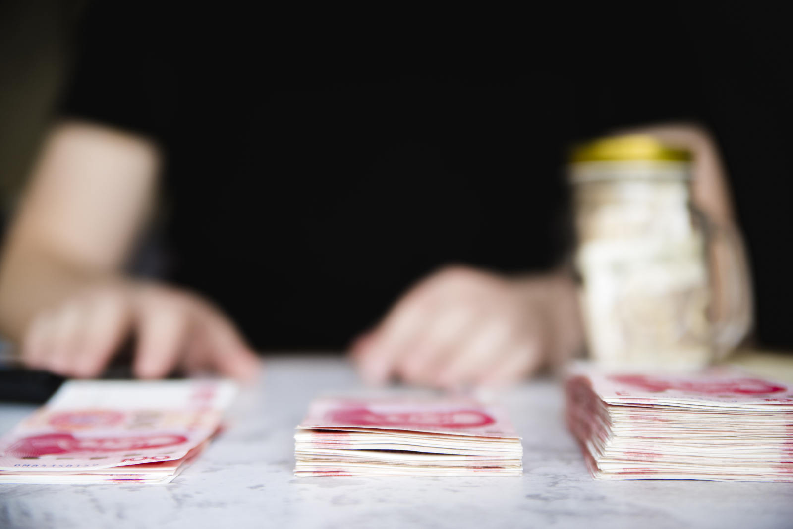 Fals ambasador, care reprezenta patru state inexistente, a fost arestat. Cum a făcut, ani la rând, un munte de bani