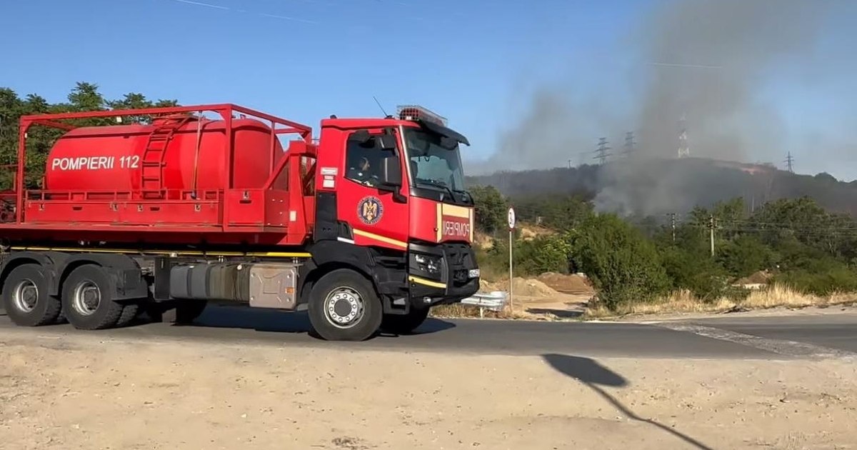 Incendiu de proporții la Slatina: flăcările de la stația de epurare s-au extins către locuințele din apropiere Incendiu de proporții la Slatina: flăcările de la stația de epurare s-au extins către locuințele din apropiere