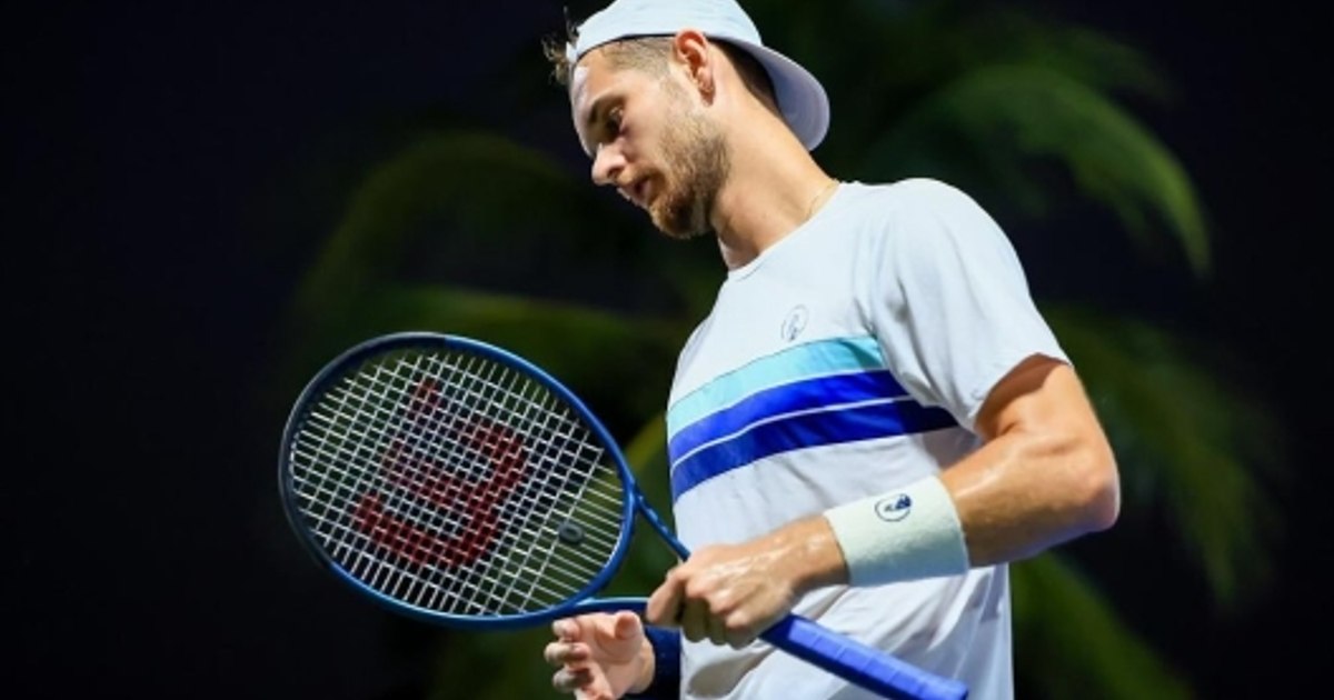 Un jucător de tenis a fost descalificat la un turneu din Grecia pentru că a făcut duș la pauză Un jucător de tenis a fost descalificat la un turneu din Grecia pentru că a făcut duș la pauză