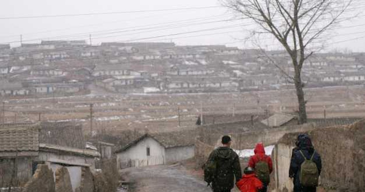 Muncitorii nord-coreeni trimiși în Rusia de Kim Jong-un lucrează în condiții de sclavie modernă. „Lucrează noaptea, pe întuneric, fără echipamente de protecție adecvate“ Muncitorii nord-coreeni trimiși în Rusia de Kim Jong-un lucrează în condiții de sclavie modernă. „Lucrează noaptea, pe întuneric, fără echipamente de protecție adecvate“