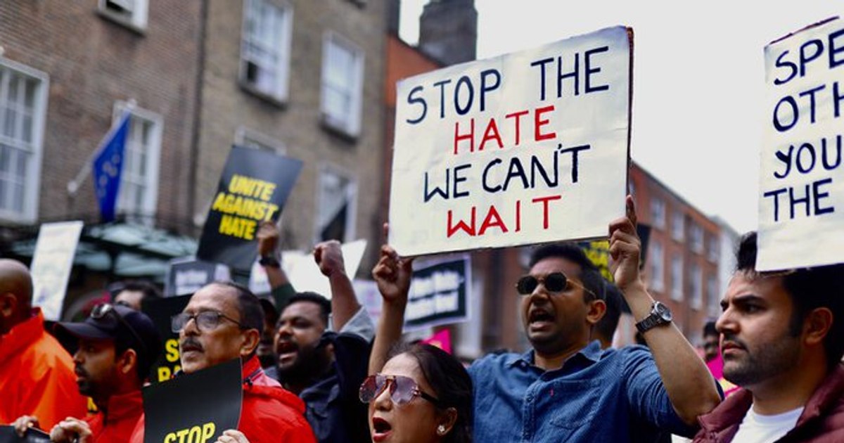 Indieni bătuți și umiliți pe străzile din Irlanda, într-un val de atacuri rasiste împotriva imigranților Indieni bătuți și umiliți pe străzile din Irlanda, într-un val de atacuri rasiste împotriva imigranților