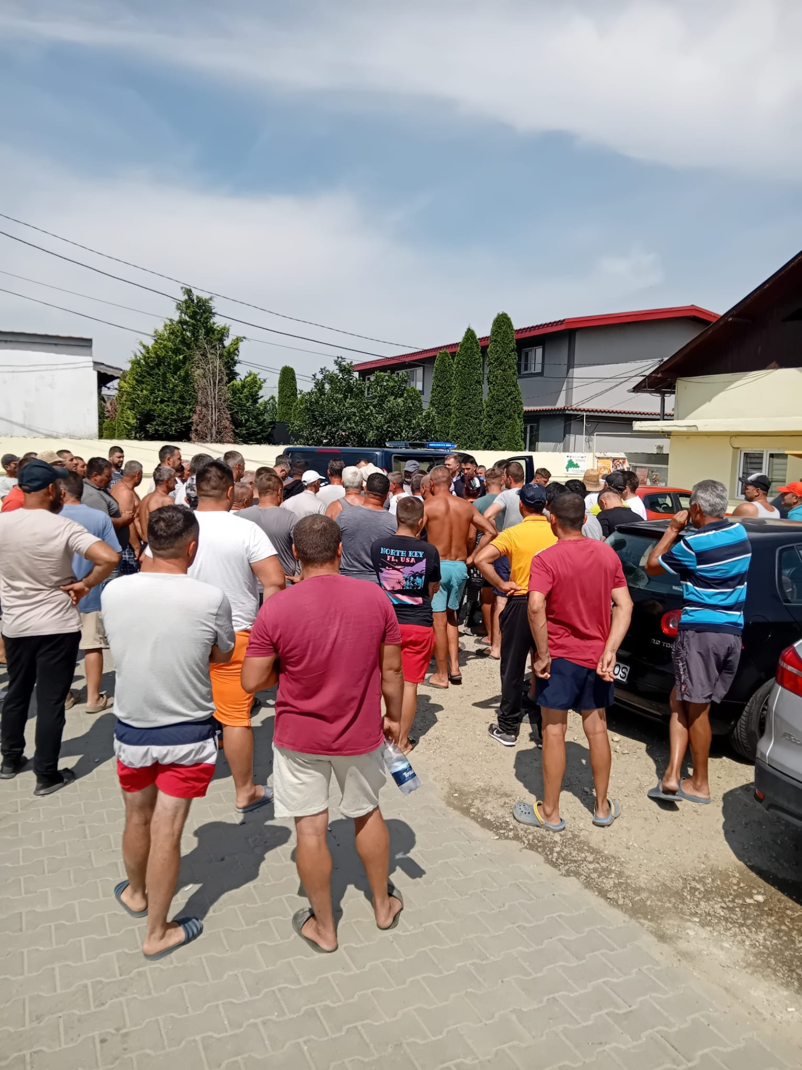 Revoltă la Lungulețu: Agricultor ridicat de poliție pentru că a udat cultura de varză cu apă din Dâmbovița / foto în articol Revoltă la Lungulețu: Agricultor ridicat de poliție pentru că a udat cultura de varză cu apă din Dâmbovița / foto în articol