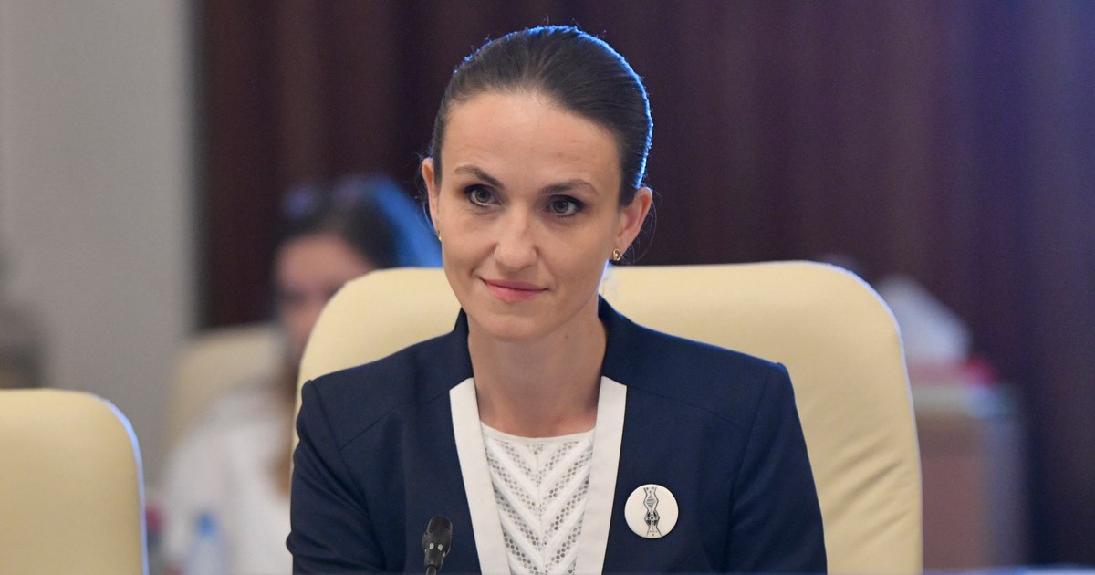 Românii din Cernăuți cer sprijin pentru salvarea școlilor cu predare în limba română. Răspunsul Oanei Țoiu Românii din Cernăuți cer sprijin pentru salvarea școlilor cu predare în limba română. Răspunsul Oanei Țoiu