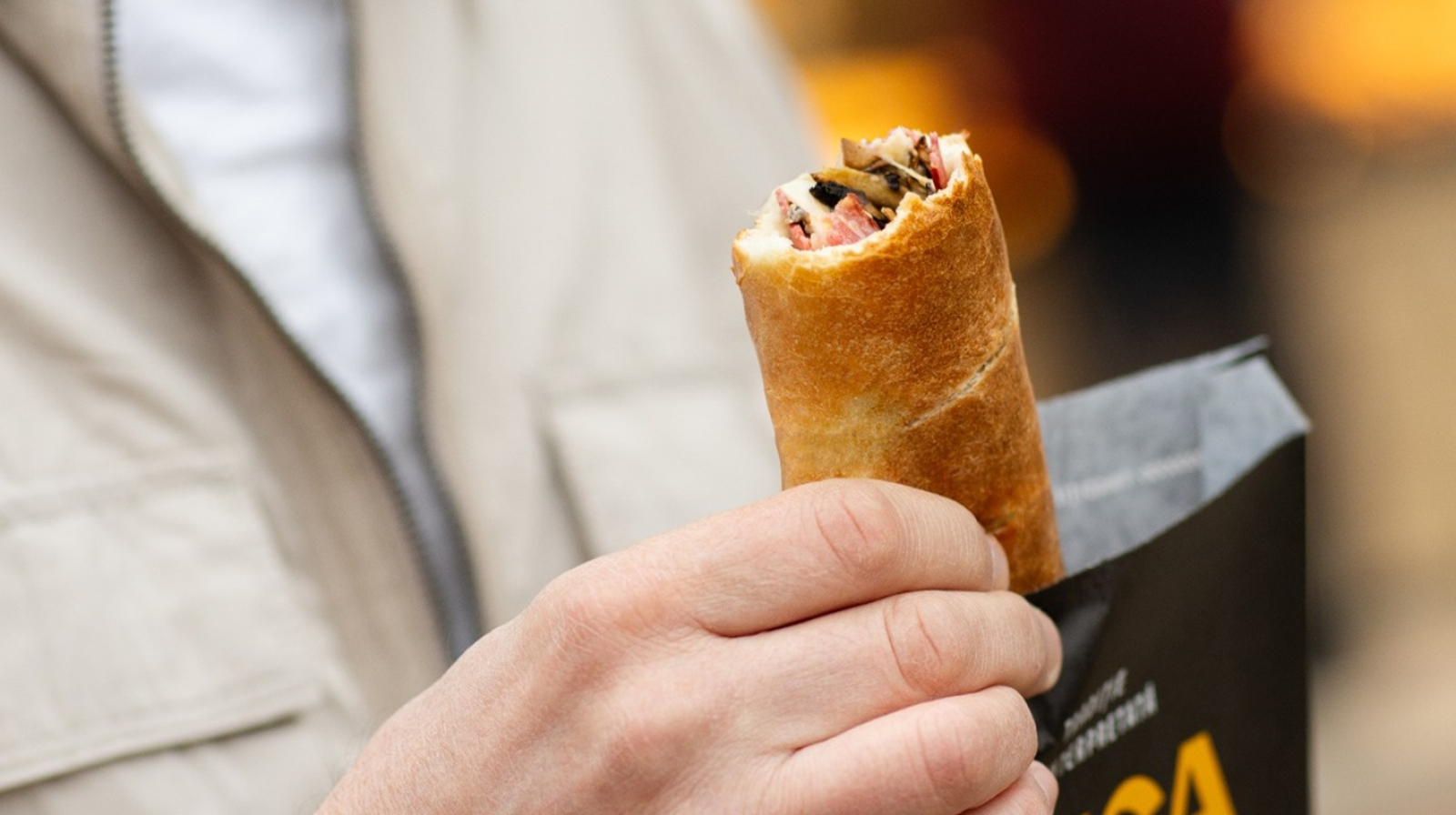 Românii, revoltați că Luca a mărit prețurile: „Simigeria ar trebui să fie un loc unde-și permite toată lumea să mănânce” Românii, revoltați că Luca a mărit prețurile: „Simigeria ar trebui să fie un loc unde-și permite toată lumea să mănânce”