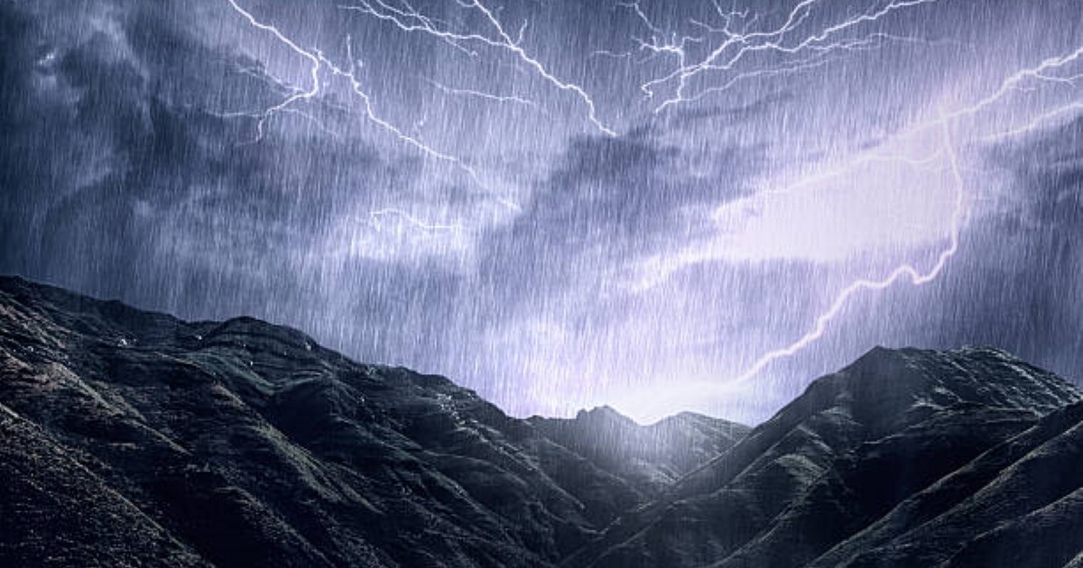 Patru judeţe din țară, sub Cod portocaliu de furtuni și vijelii, miercuri. Vreme instabilă va fi și în alte zone până joi seara