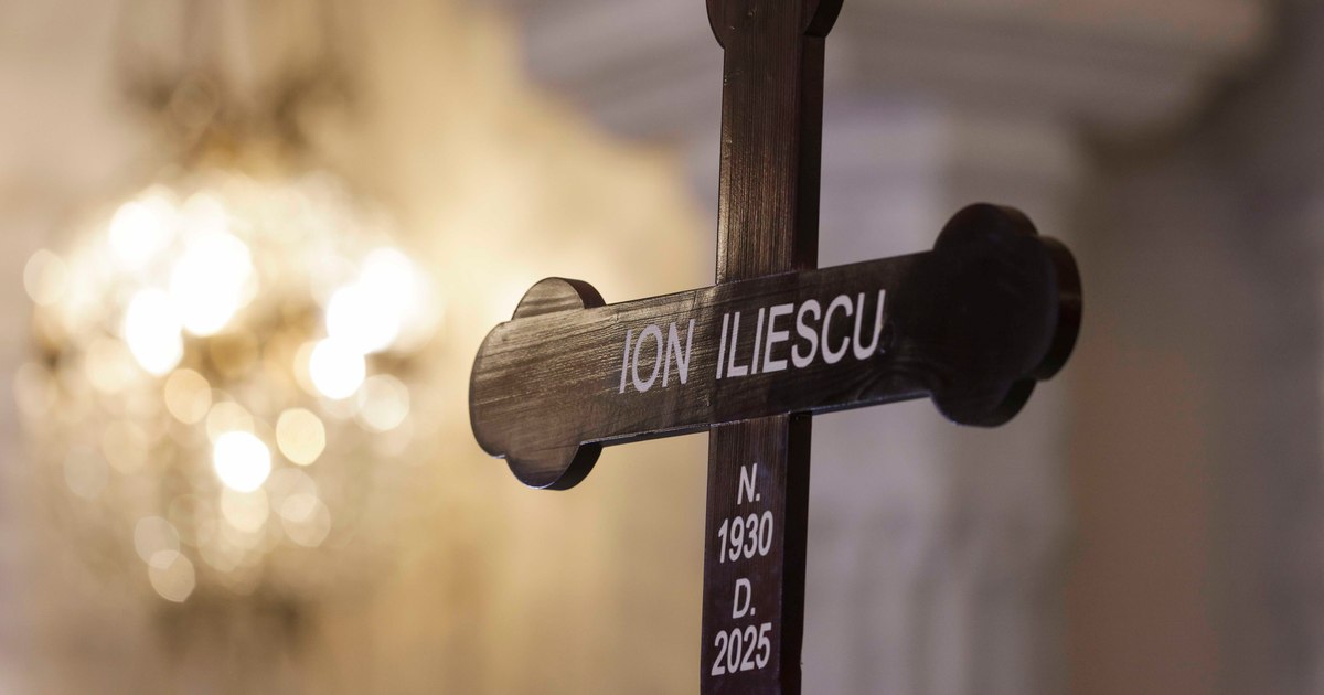 Ion Iliescu, între credință și controversă. Ce lipsește de pe crucea fostului președinte și care ar putea fi explicația