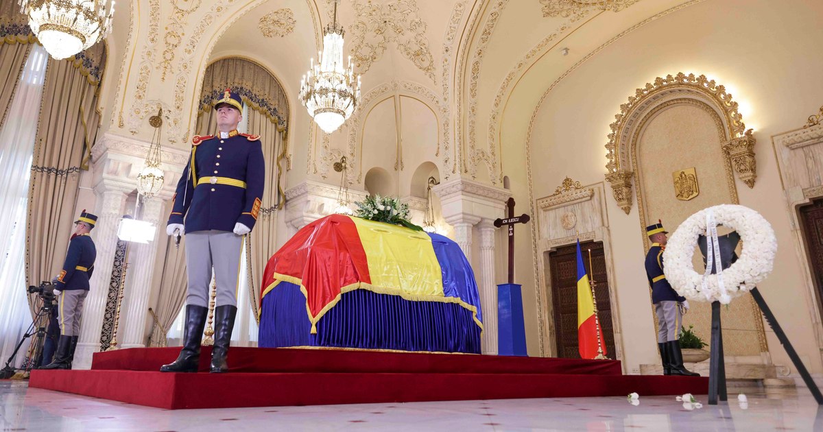 Porțile Palatului Cotroceni s-au deschis pentru publicul larg. Cetățenii, așteptați să aducă un ultim omagiu lui Ion Iliescu