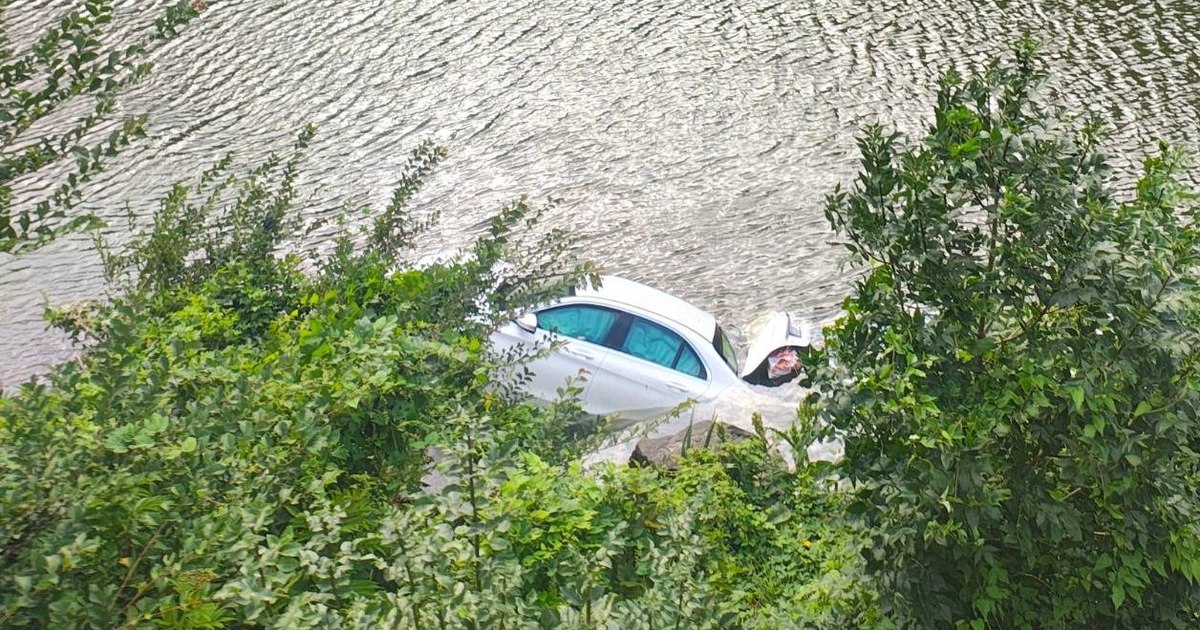 Un șofer turc a plonjat cu mașina în râul Olt. Circulația pe DN7 se desfășoară alternativ Un șofer turc a plonjat cu mașina în râul Olt. Circulația pe DN7 se desfășoară alternativ