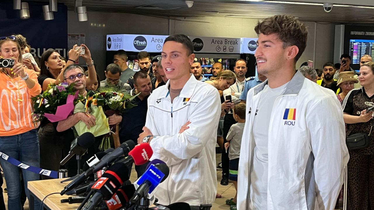 David Popovici a revenit în România după Mondialul din Singapore. A lămurit chiar la sosire ‘problema’ retragerii David Popovici a revenit în România după Mondialul din Singapore. A lămurit chiar la sosire ‘problema’ retragerii