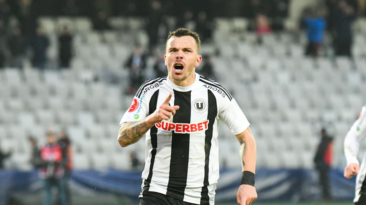 Dan Nistor a urcat pe locul 3 în topul prezențelor all-time în Superliga: „E ceva incredibil, nu mă gândeam că voi ajunge aici” Dan Nistor a urcat pe locul 3 în topul prezențelor all-time în Superliga: „E ceva incredibil, nu mă gândeam că voi ajunge aici”