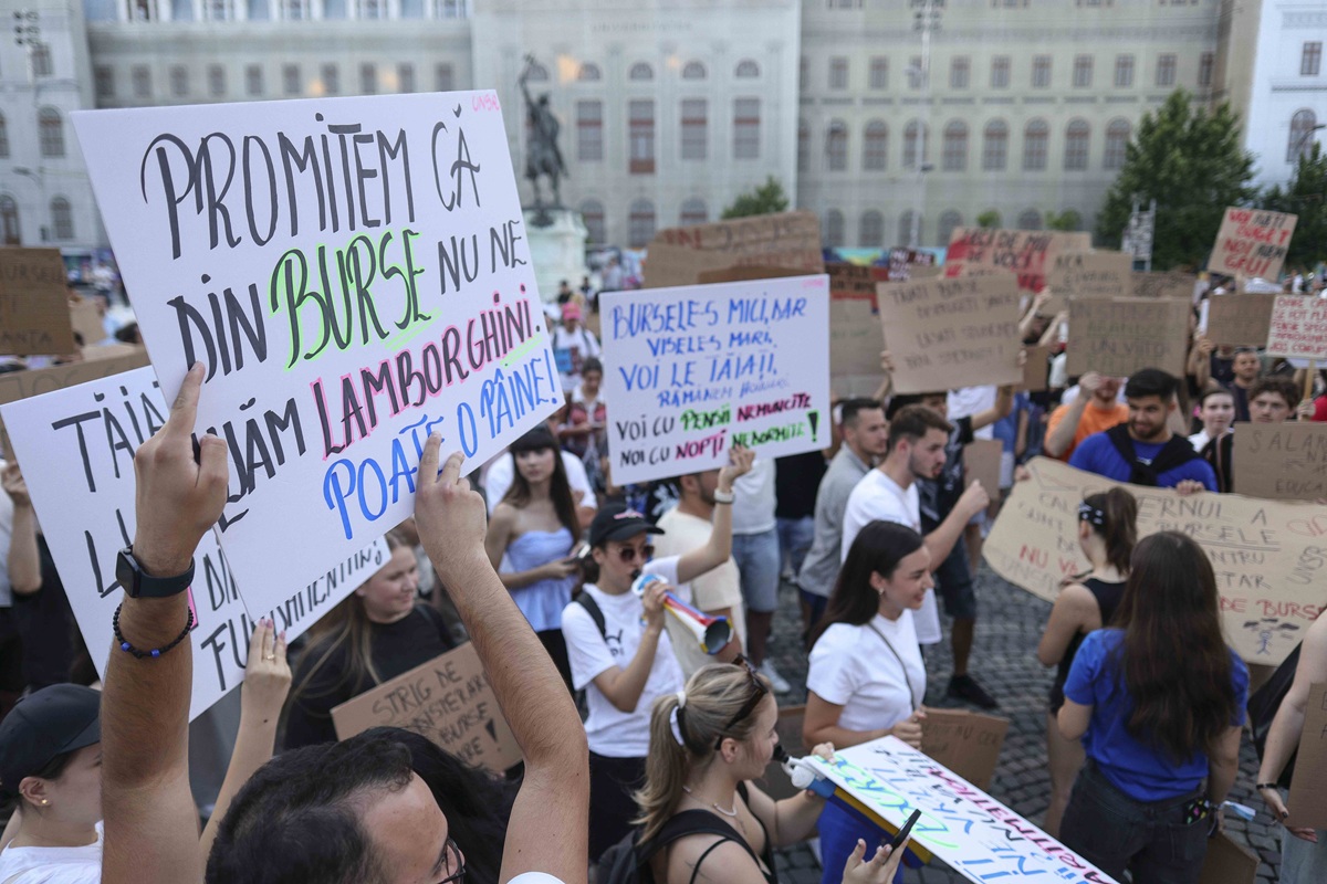 Critici de la vârful PSD, după ce Daniel David le-a spus studenților să-și ia joburi part-time. „Viața în București sau Cluj este obscen de scumpă” Critici de la vârful PSD, după ce Daniel David le-a spus studenților să-și ia joburi part-time. „Viața în București sau Cluj este obscen de scumpă”