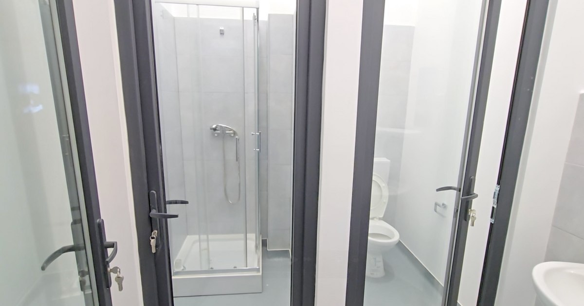 Toalete cu uși transparente și dușuri la vedere într-o piață modernizată din Pașcani. Cu ce nereguli au fost recepționate lucrările Toalete cu uși transparente și dușuri la vedere într-o piață modernizată din Pașcani. Cu ce nereguli au fost recepționate lucrările