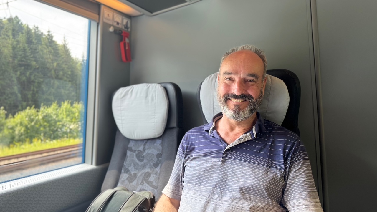 „Ca și cum ai fi pășit într-o altă lume”. Impresiile unui britanic, cunoscut pentru ghidurile feroviare din Europa, despre călătoria sa cu trenul în România „Ca și cum ai fi pășit într-o altă lume”. Impresiile unui britanic, cunoscut pentru ghidurile feroviare din Europa, despre călătoria sa cu trenul în România