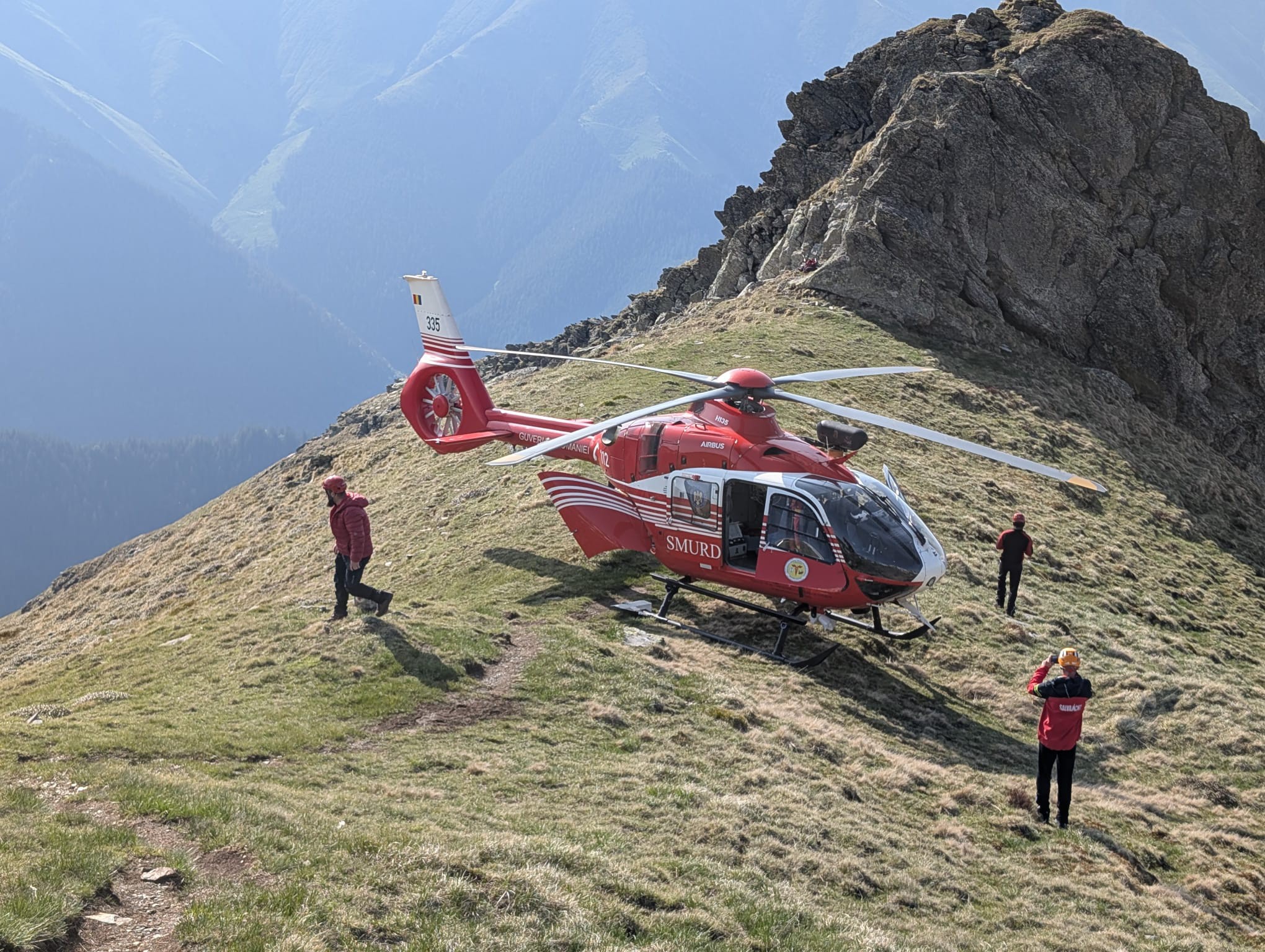 Intervenție Salvamont. Un bărbat a „căzut aproximativ 100 de metri în Spintecătura Moldoveanu”