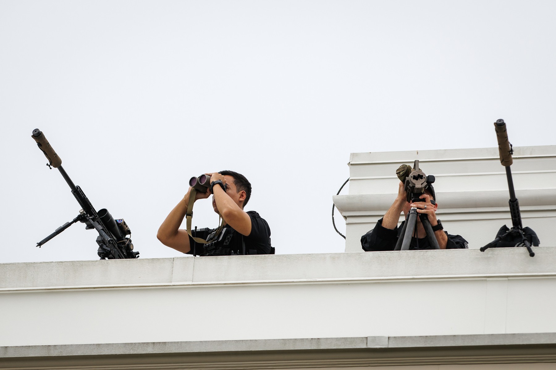 VIDEO Flancat de lunetiști, pe acoperișul Casei Albe, Donald Trump îi ia peste picior pe ruși. Gestul făcut de președintele SUA VIDEO Flancat de lunetiști, pe acoperișul Casei Albe, Donald Trump îi ia peste picior pe ruși. Gestul făcut de președintele SUA