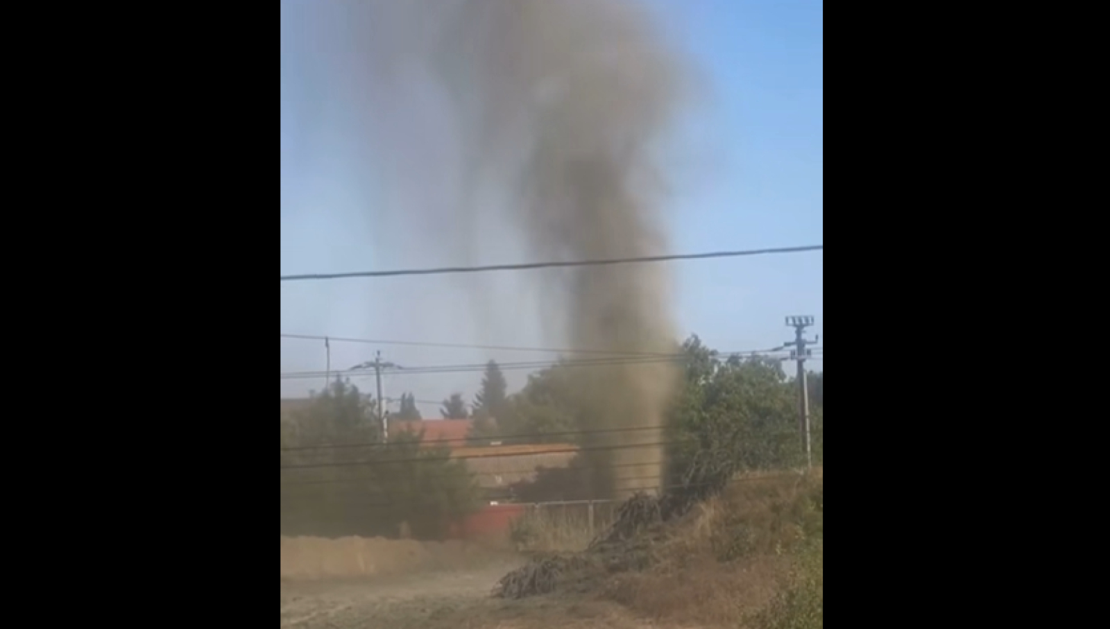 Incendiu la punga de gaz din Amara, Ialomița / Update: Crater de 50 de metri și oameni evacuați / video Incendiu la punga de gaz din Amara, Ialomița / Update: Crater de 50 de metri și oameni evacuați / video