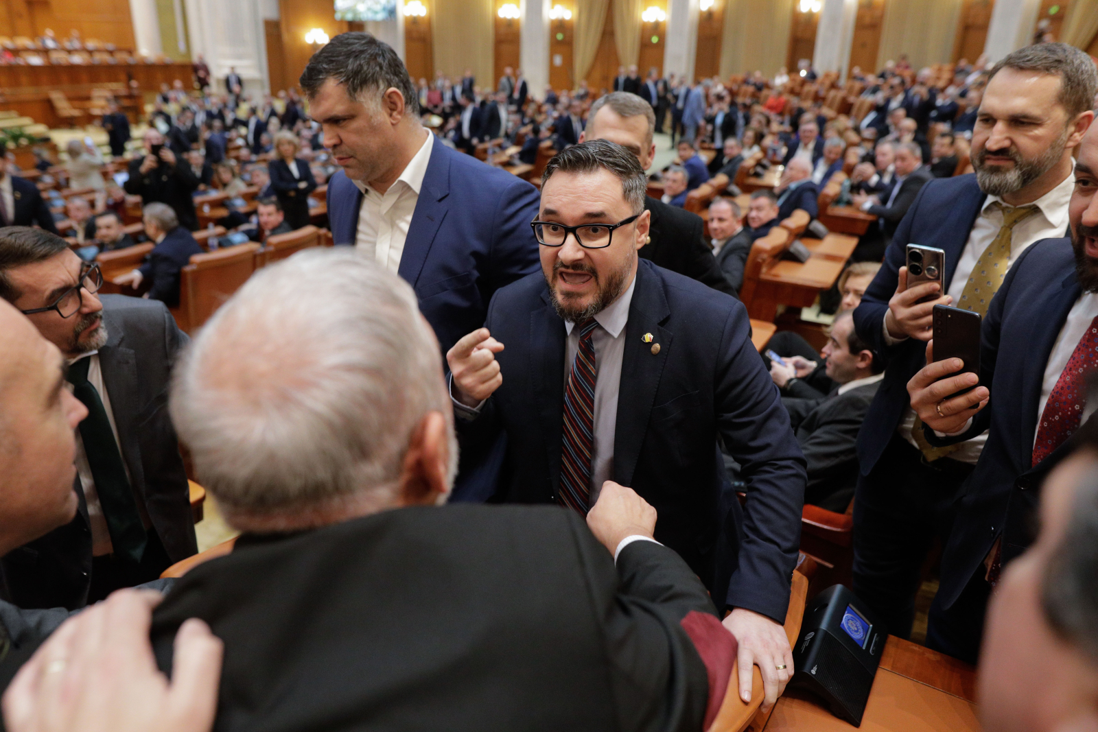 UPDATE: Drept la replică. Reținut pentru 24 de ore! Asta a urmat după îndemnul lui Tănasă (AUR) prin care spunea să refuzăm mâncarea livrată de „muncitori necalificați din Asia și Africa”/video