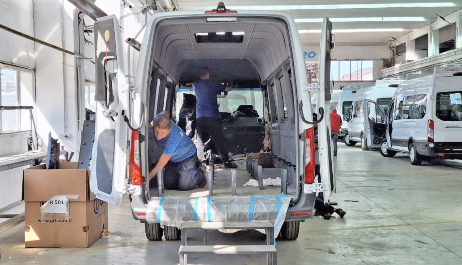 Scandalul microbuzelor electrice la preț dublu, contrazis din toate părțile. Confuzie între cele cu 8 locuri și cele cu 16, dar și la prețurile cu TVA sau fără