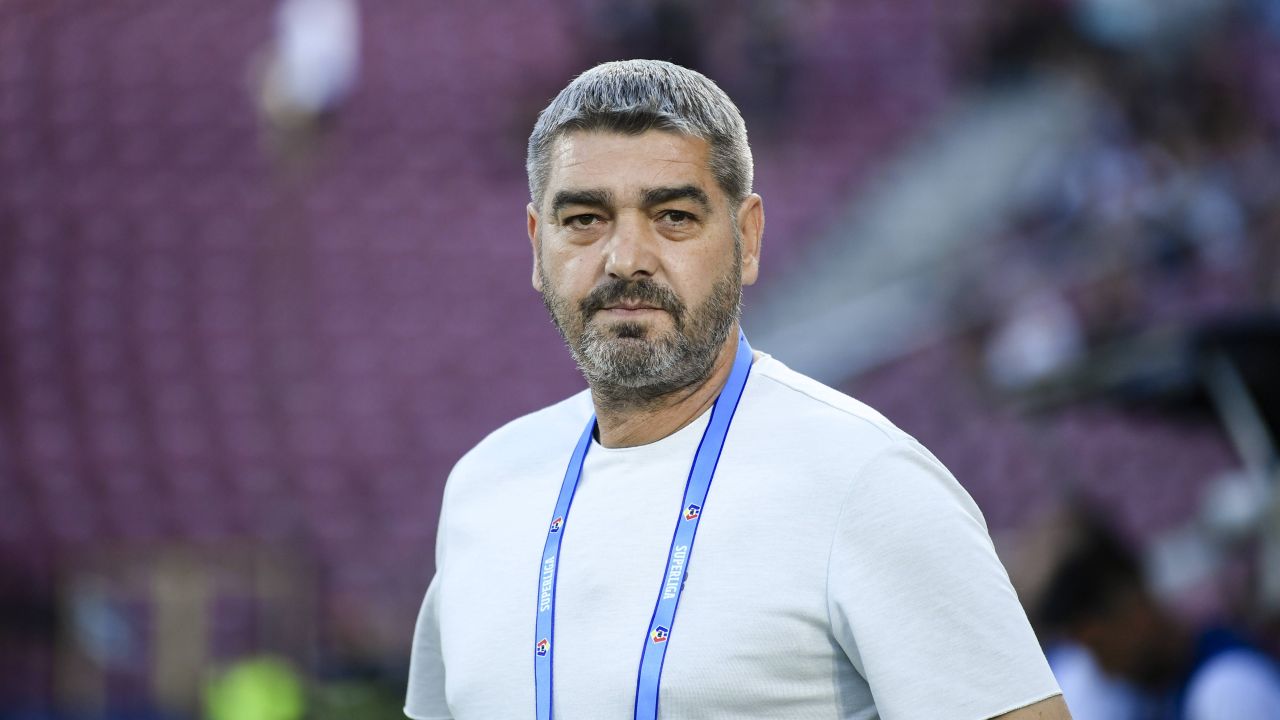 Nu a stat pe gânduri! Gestul făcut de Liviu Ciobotariu, antrenorul Petrolului, după ce fanii i-au cerut demisia Nu a stat pe gânduri! Gestul făcut de Liviu Ciobotariu, antrenorul Petrolului, după ce fanii i-au cerut demisia