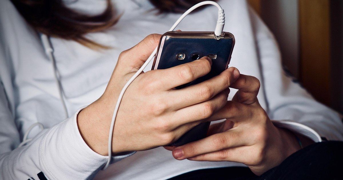 Cât timp petrec online elevii de gimnaziu din România și cu ce efecte. Echilibrul emoțional și sănătatea mintală, evaluate într-un studiu amplu Cât timp petrec online elevii de gimnaziu din România și cu ce efecte. Echilibrul emoțional și sănătatea mintală, evaluate într-un studiu amplu