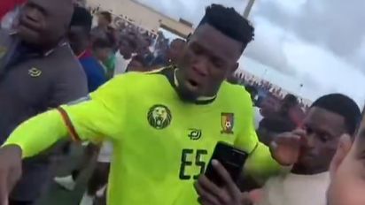 „Groparul” Onana, gest scandalos! Portarul a lovit un fan după meci „Groparul” Onana, gest scandalos! Portarul a lovit un fan după meci