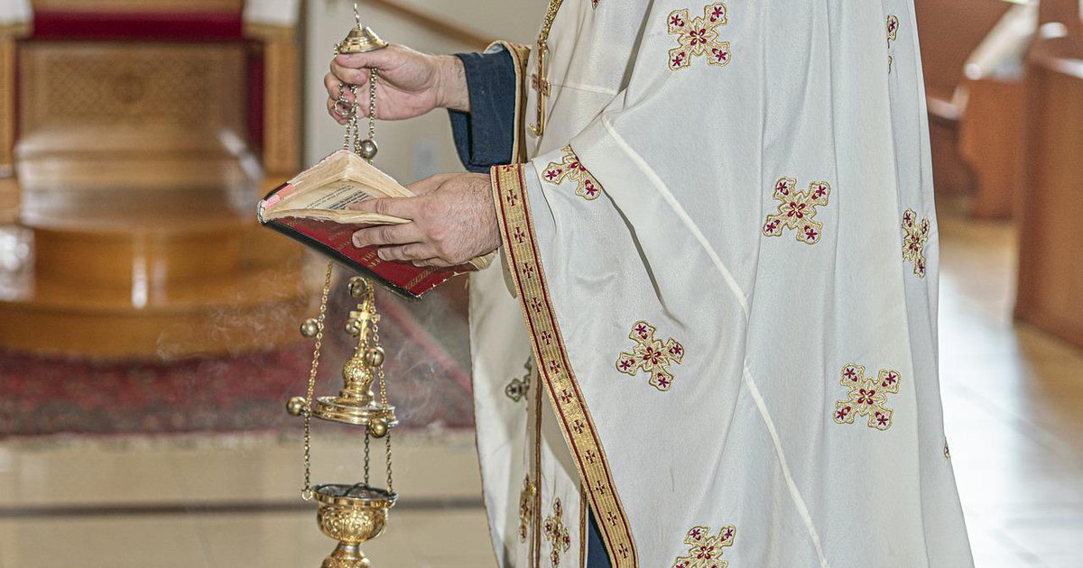 Preot acuzat de violență domestică. Și-a bătut soția și fiul de 17 ani de două ori într-o zi