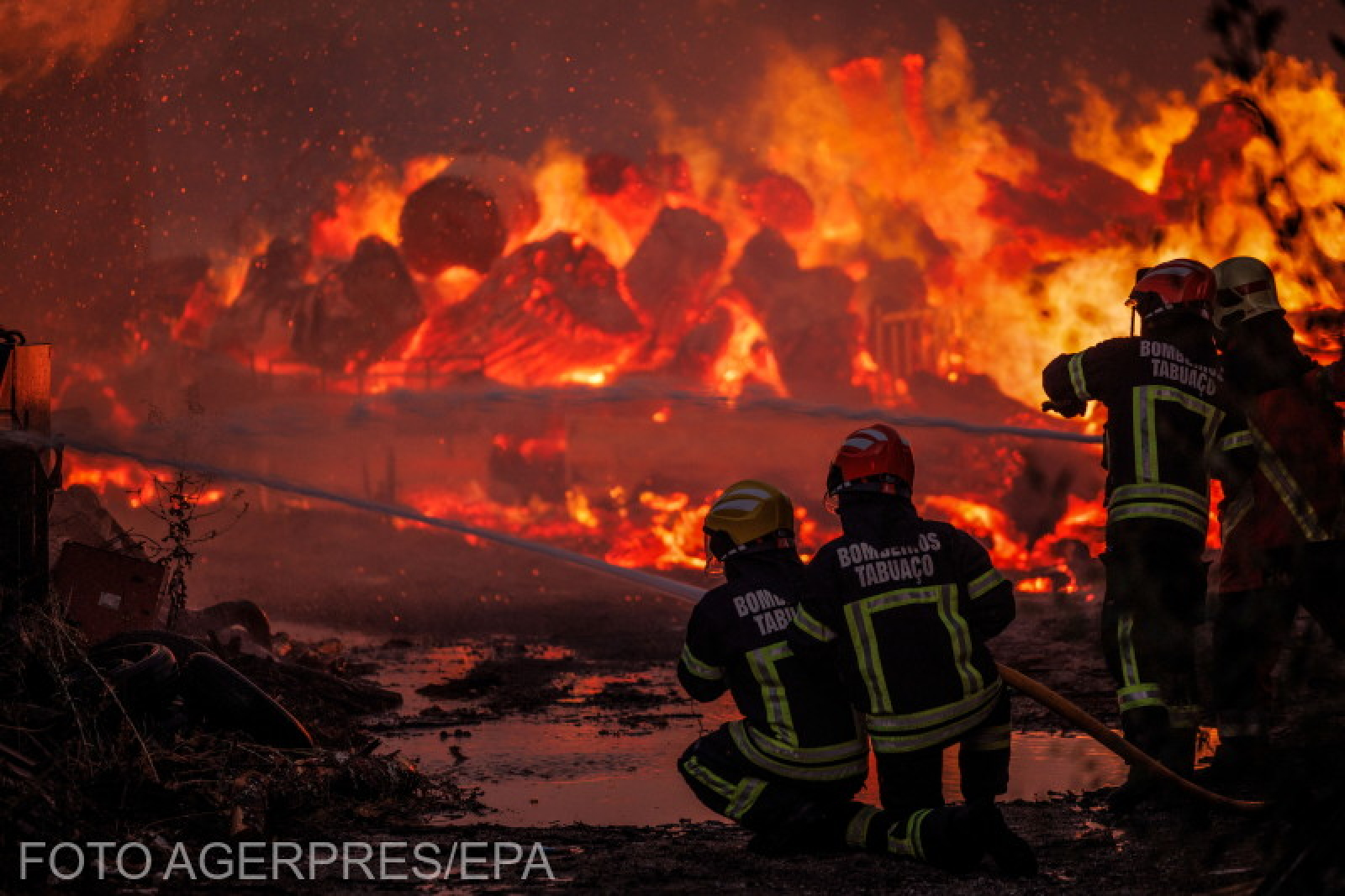Pompier rănit grav în incendiile de vegetație din Portugalia. Autospecială cuprinsă de flăcări (VIDEO)