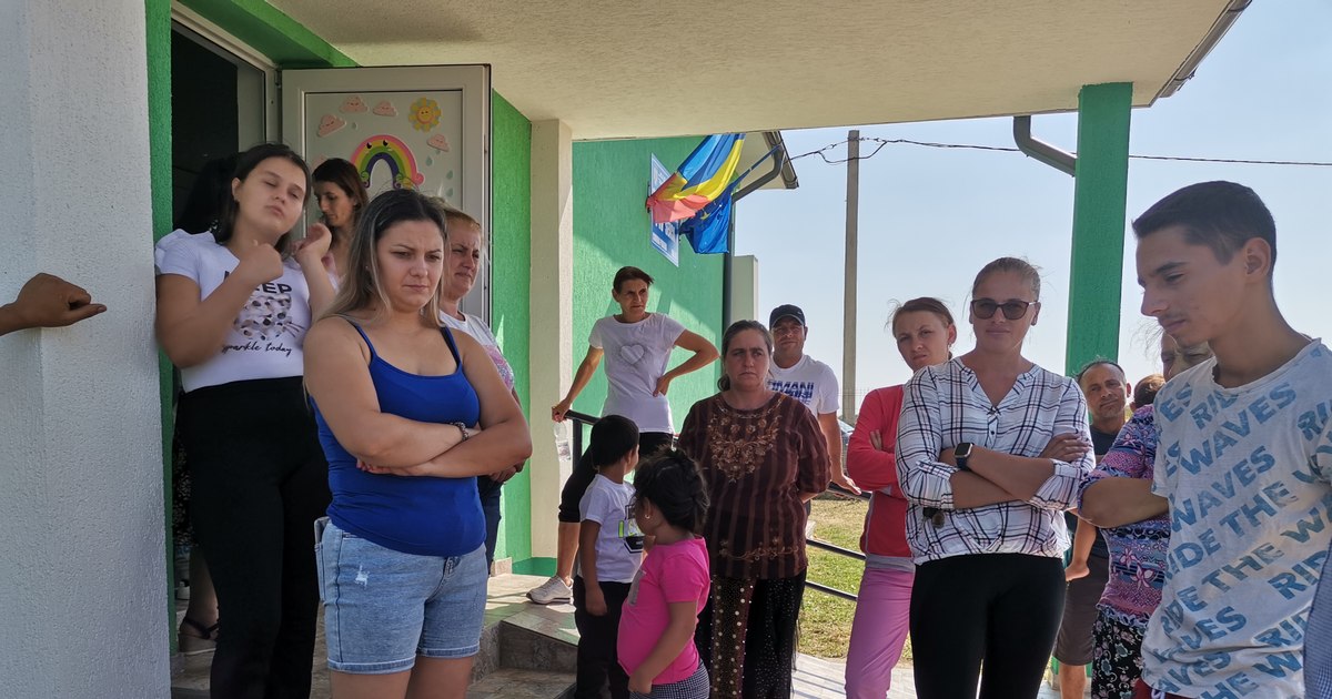 Comasarea școlilor în Olt: elevi de 7 ani puși pe drumuri lungi pentru a învăța. „Și de aici au ieșit oameni mari, să știți! Vrem aici” Comasarea școlilor în Olt: elevi de 7 ani puși pe drumuri lungi pentru a învăța. „Și de aici au ieșit oameni mari, să știți! Vrem aici”