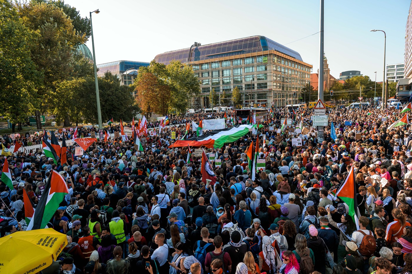 VIDEO Manifestație de amploare la Berlin în care s-a cerut oprirea genocidului din Gaza VIDEO Manifestație de amploare la Berlin în care s-a cerut oprirea genocidului din Gaza