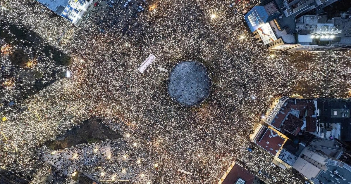 Mii de sârbi cer alegeri anticipate printr-un marș tăcut ce marchează 10 luni de la accidentul mortal din Novi Sad Mii de sârbi cer alegeri anticipate printr-un marș tăcut ce marchează 10 luni de la accidentul mortal din Novi Sad
