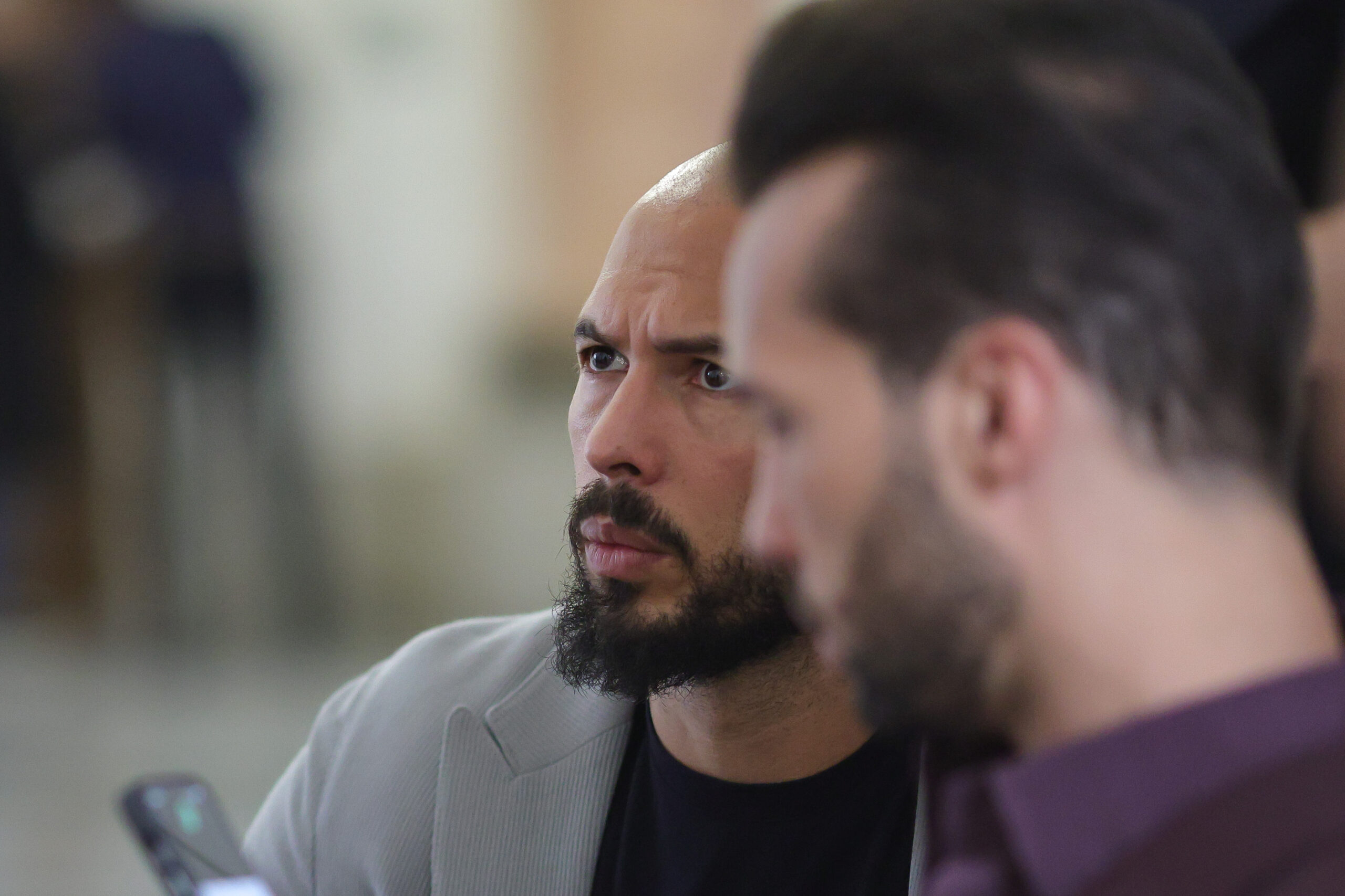 Frații Tate susțin că un bărbat înarmat a încercat să pătrundă în casa lor din Voluntari în timp ce făcea un live. Ce spun polițiștii