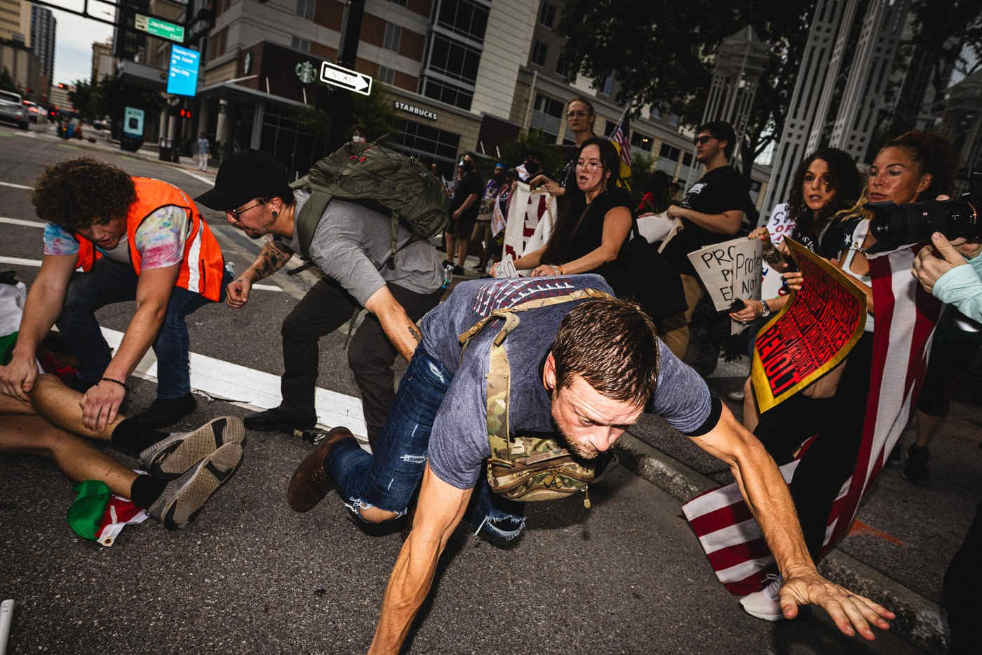 „Este clar, suntem în război”. Temeri pentru ce va urma în SUA după asasinarea activistului MAGA Charlie Kirk „Este clar, suntem în război”. Temeri pentru ce va urma în SUA după asasinarea activistului MAGA Charlie Kirk