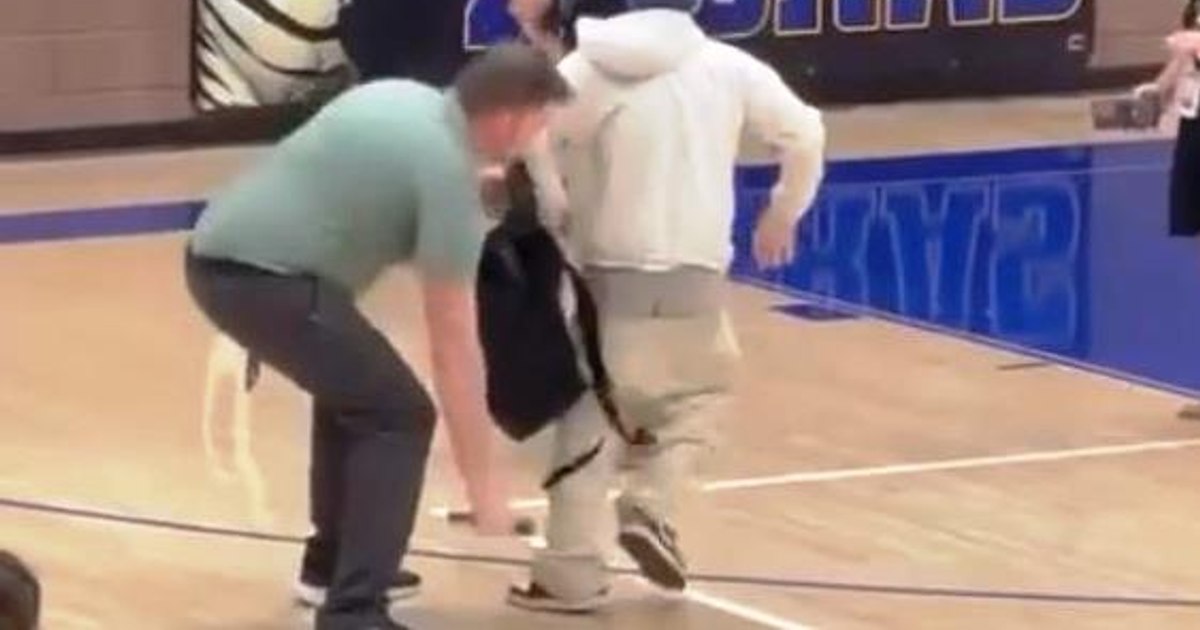 Imagini virale. Un elev care-și atacă profesorul, imobilizat de un polițist cu un procedeu din wrestling